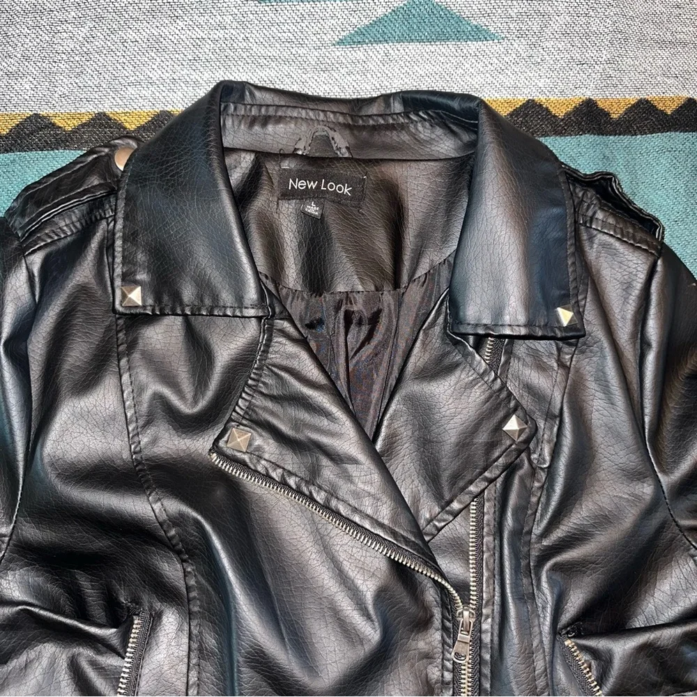 New Look Faux Leather Women's Cropped Black Zipper Accented Jacket - Picture 2 of 10